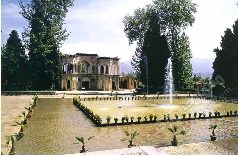 عمارت ورودی از داخل باغ شاهزاده ماهان